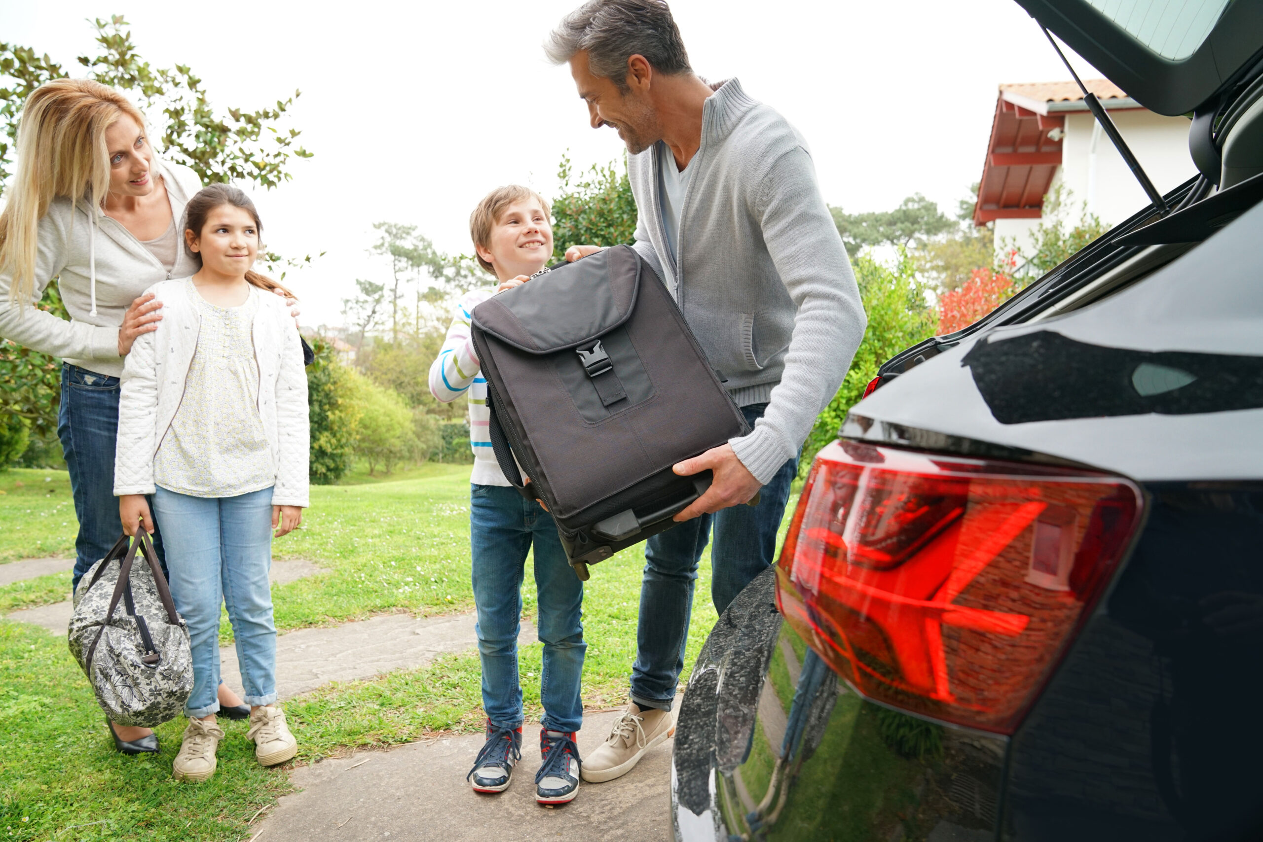Familie bereitet sich auf ein Camp mit Übernachtung vor