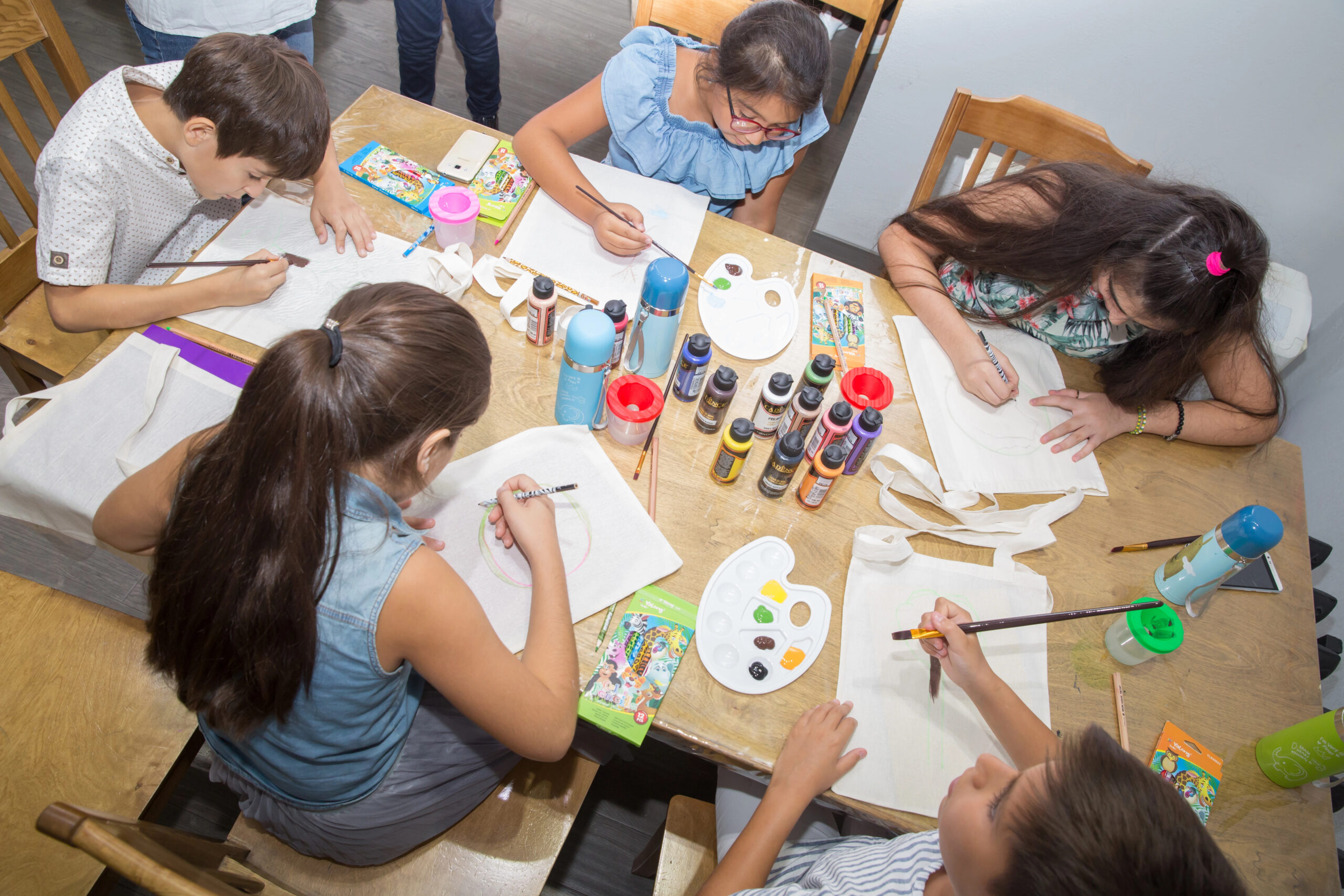 Kinder bei einer kreativen Aktivität im Feriencamp