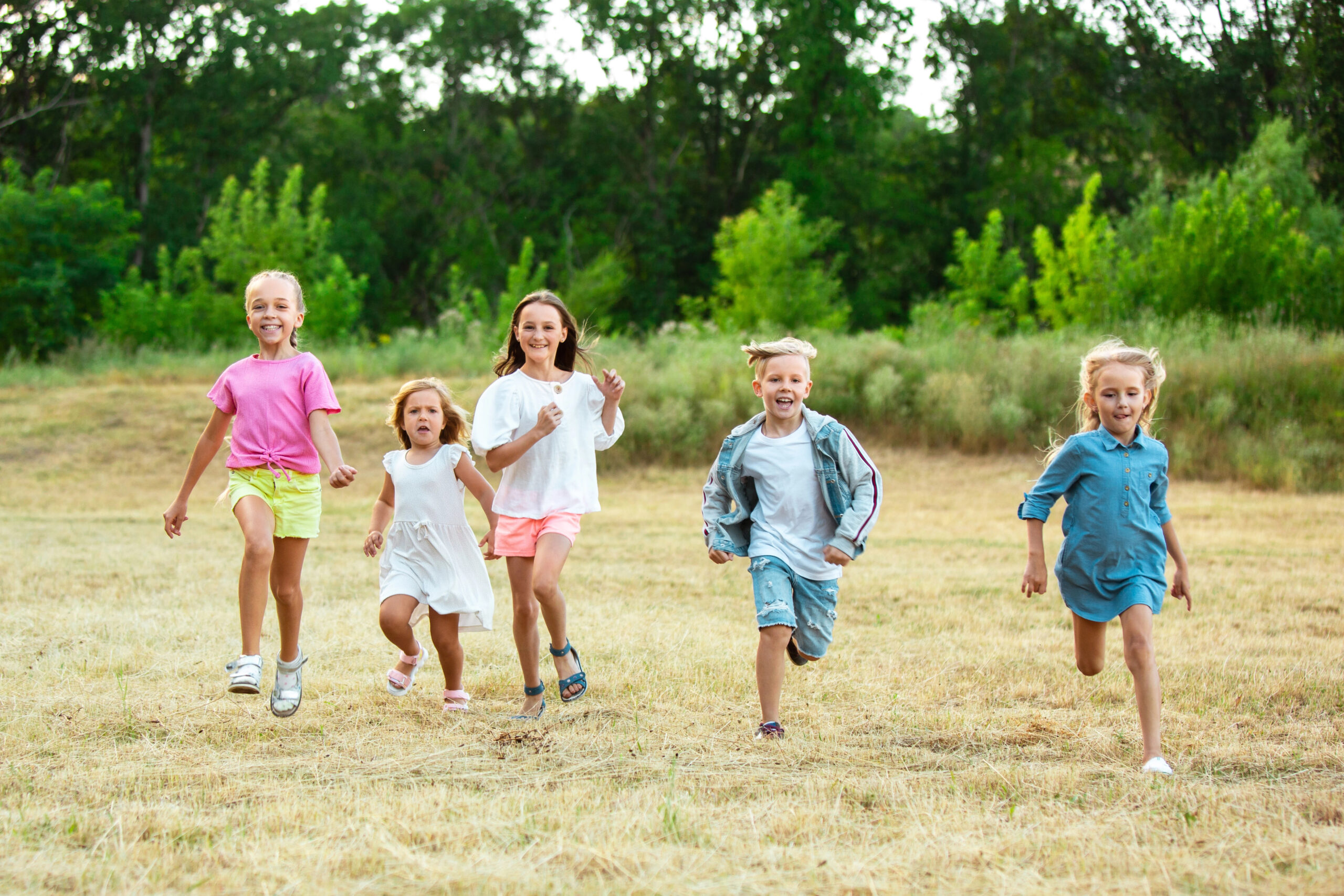 Kinder laufen im Freien bei einem Sommersportcamp