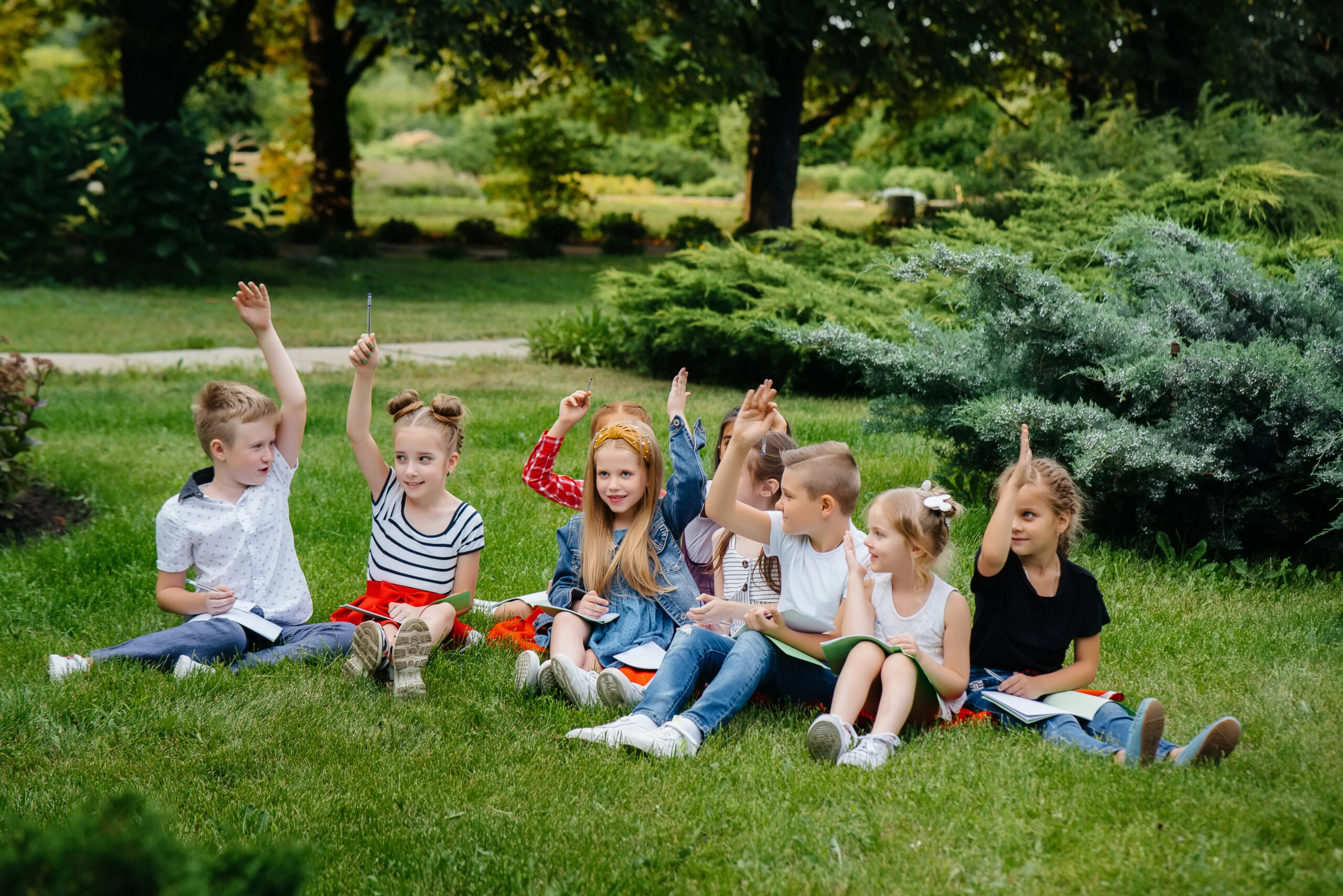 Kinder lernen im Park