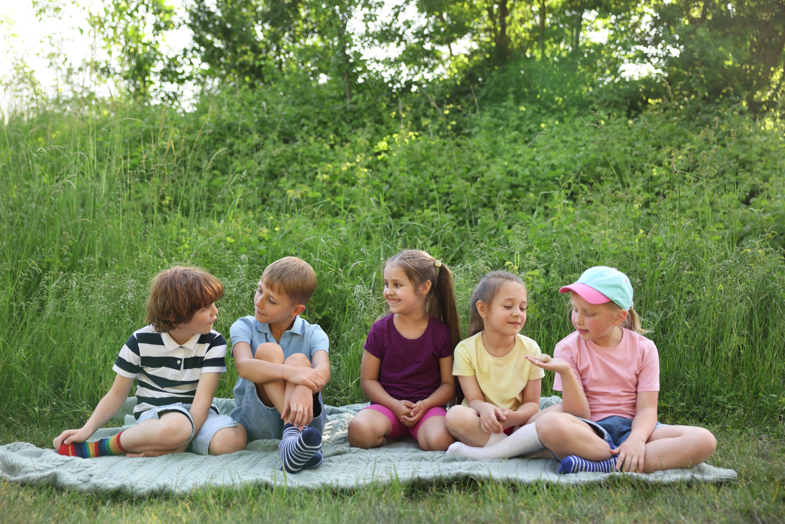 Kinder verbringen an Sommertagen Zeit in der Natur