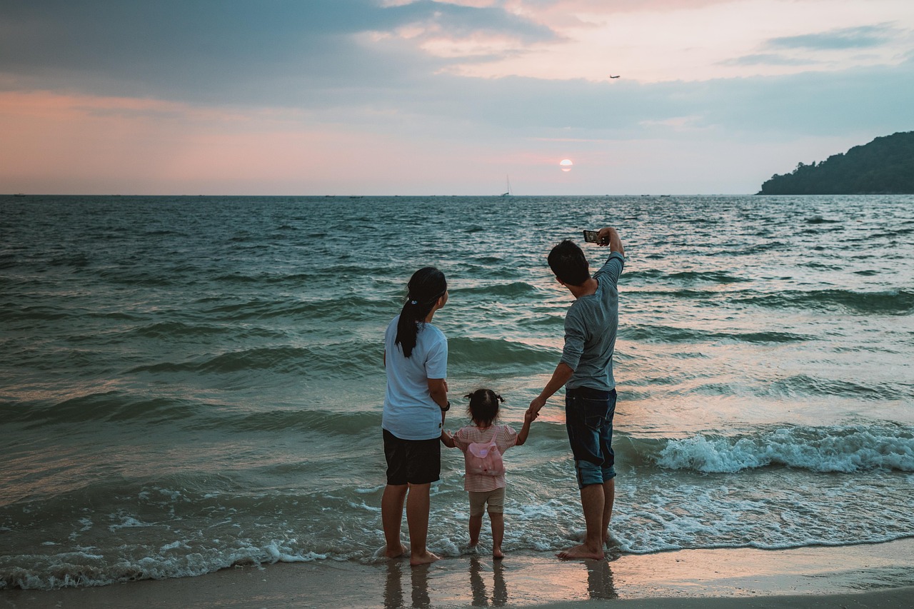 Familie glücklich am Strand mit Kind