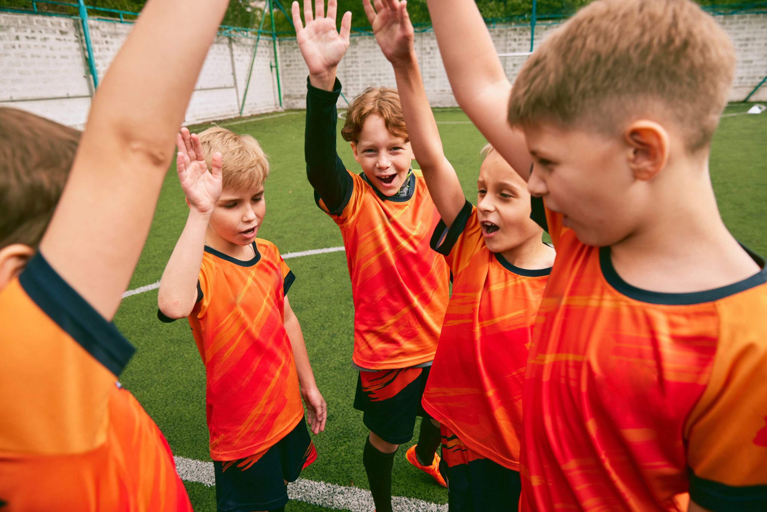Kinder feiern gemeinsam beim Fußballcamp