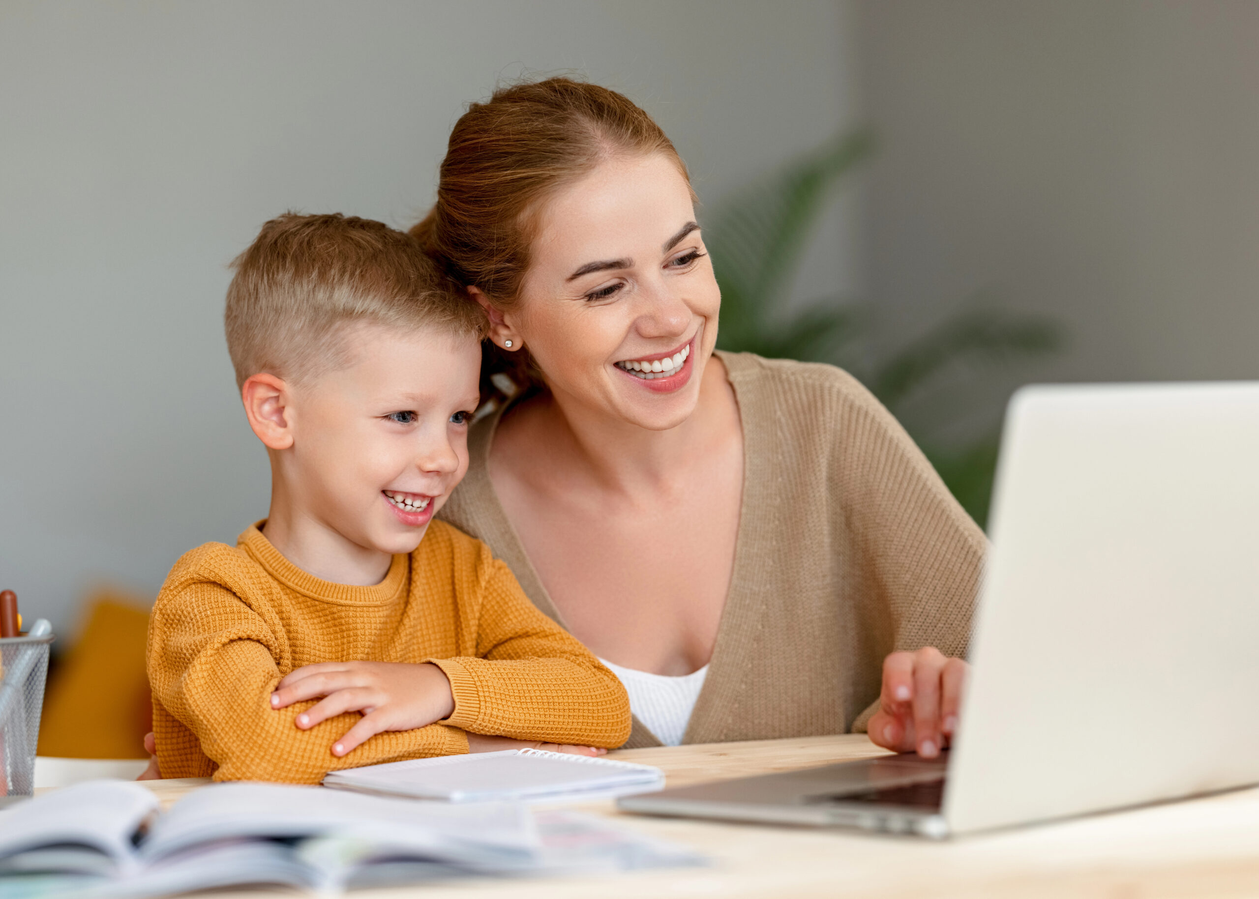 Mutter und Kind informieren sich gemeinsam über ein Camp